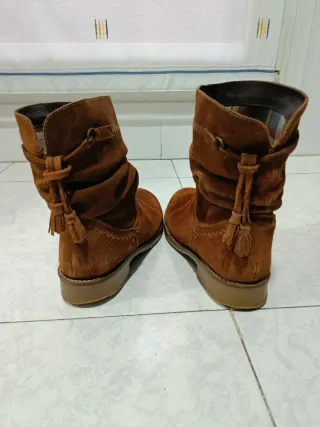 Botines ante color marrón, talla 38