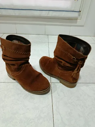 Botines ante color marrón, talla 38