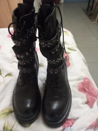 Stivaletti anfibi neri con borchie