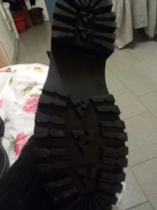 Stivaletti anfibi neri con borchie