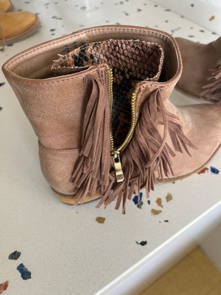 Botines ante marrón flecos talla 37