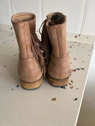 Botines ante marrón flecos talla 37