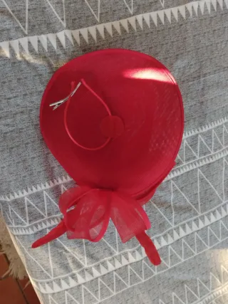 Pamela roja con plumas