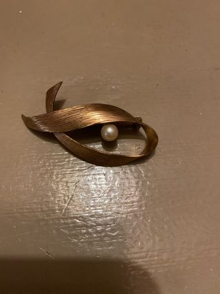 Broche vintage dorado con perla