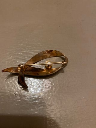 Broche vintage dorado con perla