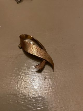 Broche vintage dorado con perla