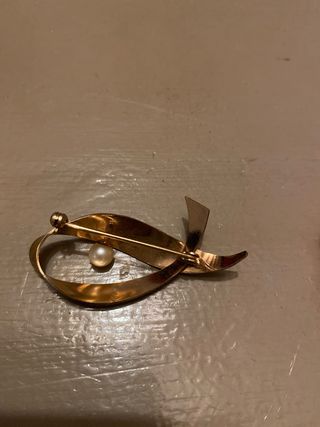 Broche vintage dorado con perla