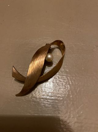Broche vintage dorado con perla