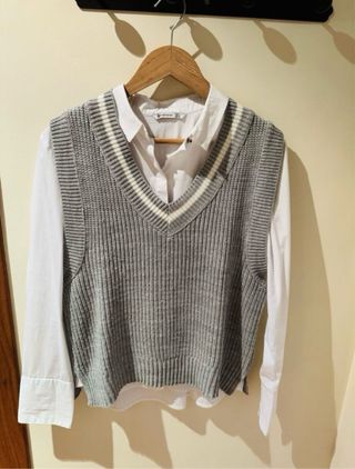 Conjunto Camisa Blanca y Chaleco Gris