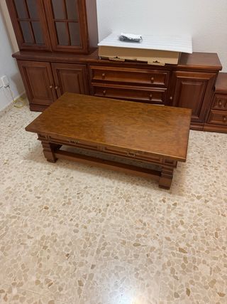 Mesa de salón de madera