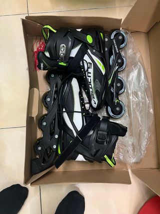 Patines en línea negros y verdes