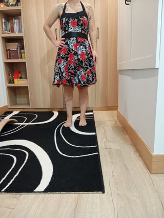 Vestido vintage negro con rosas rojas