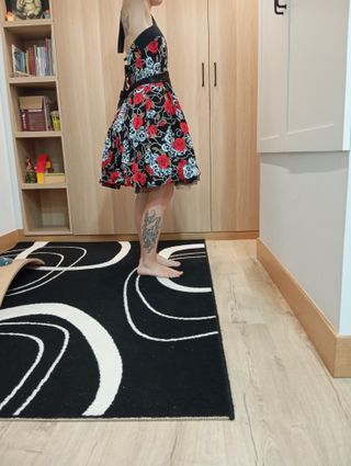 Vestido vintage negro con rosas rojas