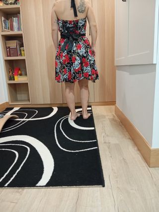 Vestido vintage negro con rosas rojas