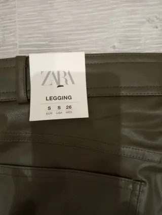 Pantalón polipiel Zara verde militar Talla S