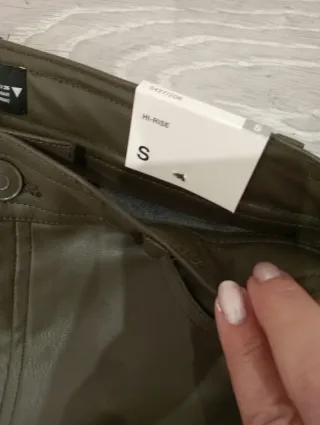 Pantalón polipiel Zara verde militar Talla S