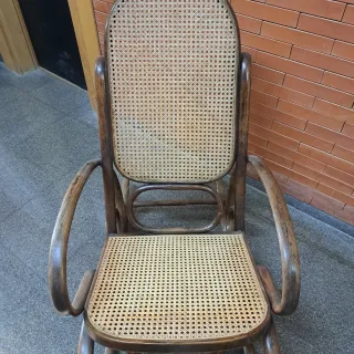 Mecedora antigua de madera y mimbre