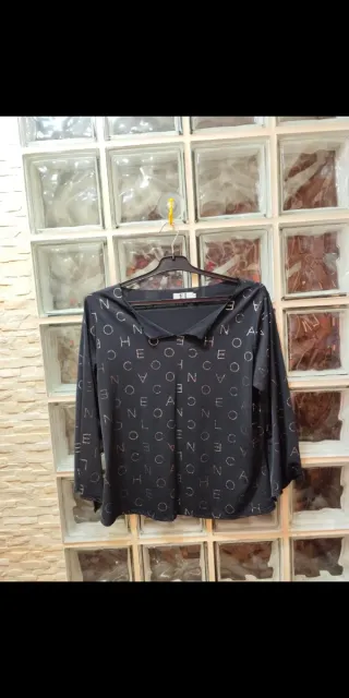 Blusa negra con estampado plateado