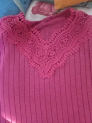 Maglione rosa con pizzo