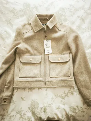 Chaqueta corta Zara cremallera beige