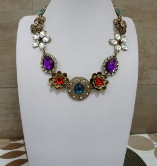 Girocollo stile retrò con pietre colorate