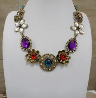 Girocollo stile retrò con pietre colorate