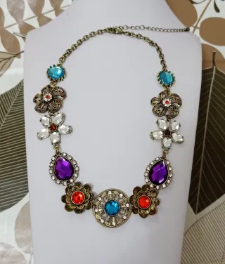 Girocollo stile retrò con pietre colorate