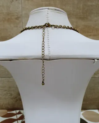 Girocollo stile retrò con pietre colorate