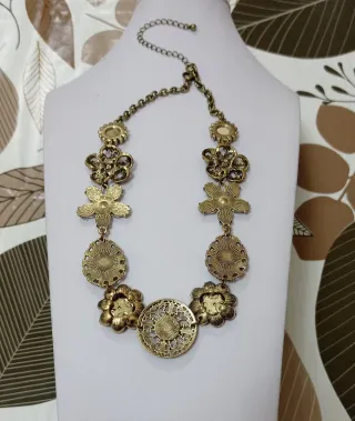 Girocollo stile retrò con pietre colorate