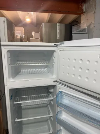 Nevera Beko estrecha