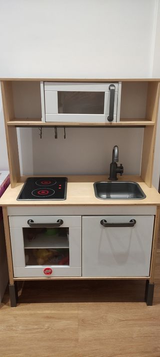Cocinita de madera Ikea.