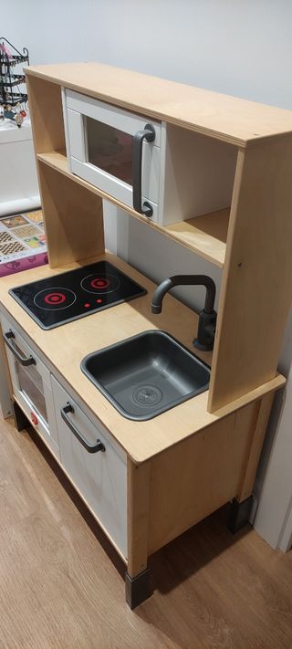 Cocinita de madera Ikea.