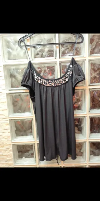 Blusa negra con pedrería