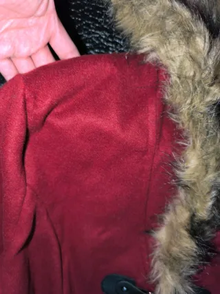 Abrigo rojo con capucha y pelo