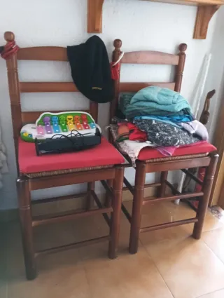 Sillas de madera con asiento de tela