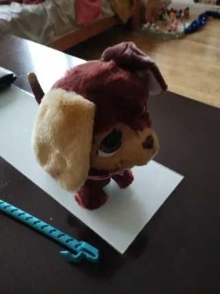 Perro con correa que ladra. Marca furreal