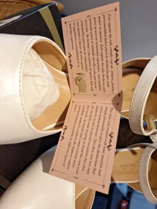 Zapatos de tacón blancos