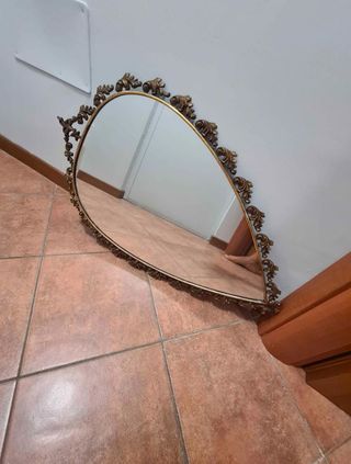 Specchio da parete dorato con decorazioni