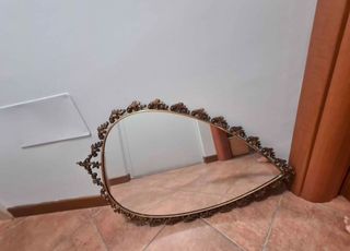 Specchio da parete dorato con decorazioni