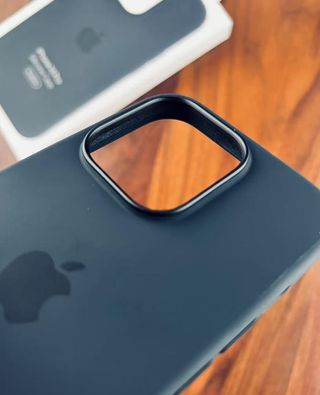 Custodia iPhone 14 Pro in silicone MagSafe Apple