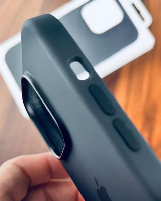 Custodia iPhone 14 Pro in silicone MagSafe Apple