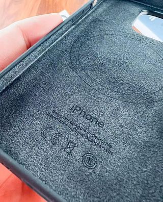 Custodia iPhone 14 Pro in silicone MagSafe Apple