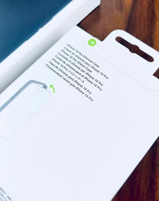 Custodia iPhone 14 Pro in silicone MagSafe Apple