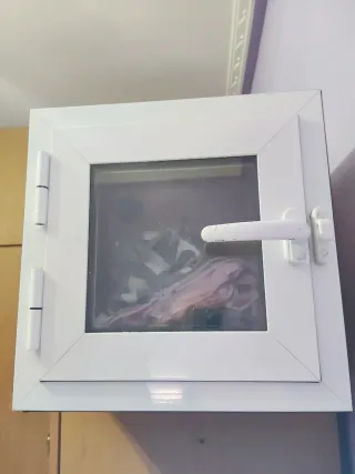 Educador de canto blanco con altavoz