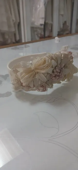 Diadema comunión flores rosa y blanco