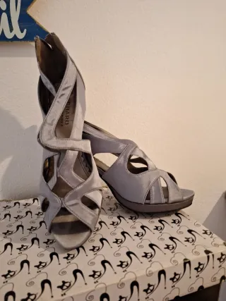 Sandalias de tacón plateadas