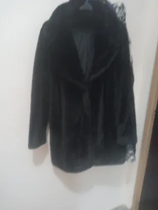 Abrigo negro elegante.