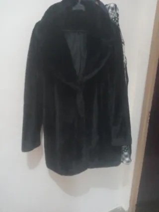 Abrigo negro elegante.