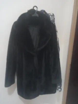 Abrigo negro elegante.