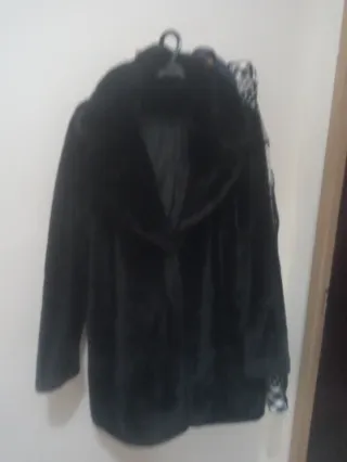 Abrigo negro elegante.